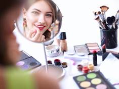 Make-up trendy pro rok 2020. Akvarelové oči a lesk místo rtěnky