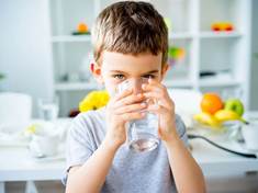 Děti by měly pít hlavně čistou vodu