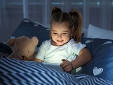 Nespavost u dětí podporují chytré telefony