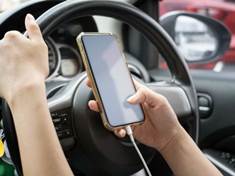 Čtvrtina řidičů kontroluje svůj mobilní telefon už po čtvrthodině jízdy