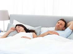Tři kroky k perfektnímu spánku: Pyžamo, čaj a ulehnutí kolem desáté