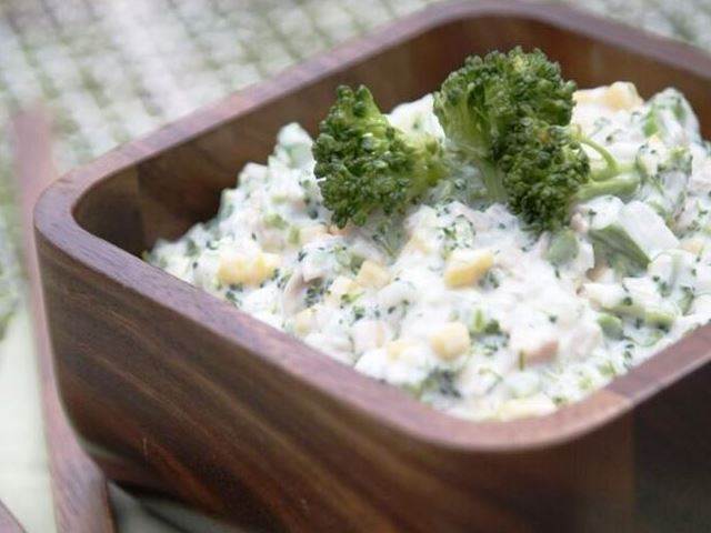 Salát se šunkou a brokolicí                                 
