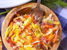 Tento křupavý, lehký mrkvový salát je úžasný v každém ročním období. Je svěží , zdravý a plný vitamínů .
