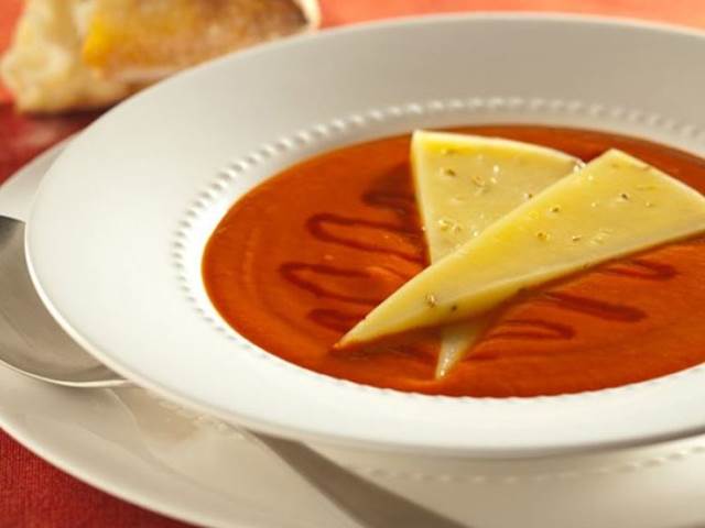 Rajčatová polévka s plátky sýra