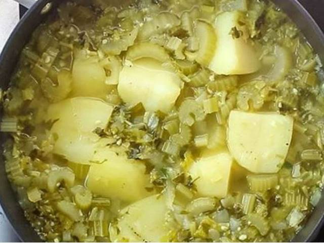  Polévka z řapíkatého celeru  a brambor            