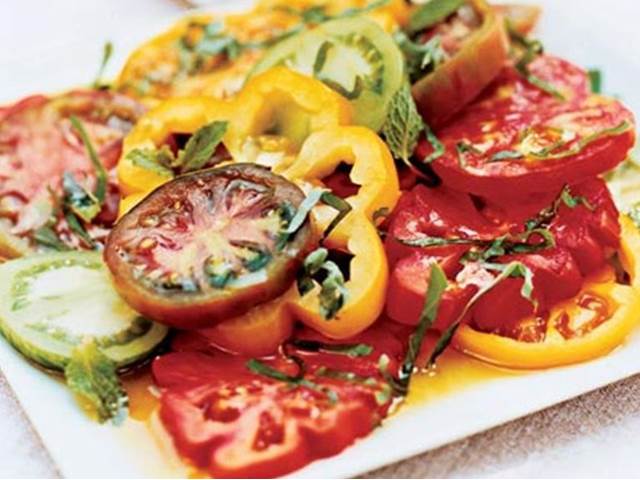 Barevný salát z rajčat