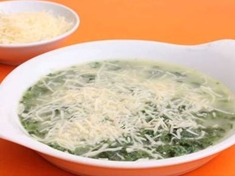 
	Velmi jednoduchý recept na špenátovou polévku se strouhaným sýrem.
