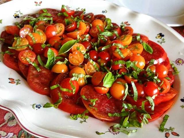 Salát z rajčat s bazalkou