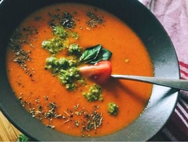  Rajčatová polévka  s brokolicí        