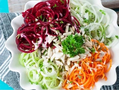 Barevný zeleninový salát          