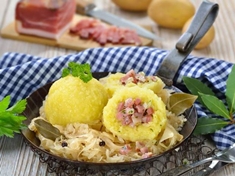 Bramborové plněné knedlíky s uzeným jsou tradiční českým jídlem, které je oblíbené pro svou bohatou chuť a výživovou hodnotu. Tento recept je ideální pro rodinné obědy nebo slavnostní večeře.
