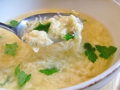 Rychlá, jednoduchá polévka s těstovinovou rýží a parmazánem.
