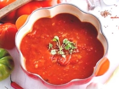 Jemná polévka,která vás osvěží . Gazpacho je původem z Andalusie. Tato studená polévka na bázi rajčat se stala populární nejen ve Španělsku, ale po celém světě. I když se gazpacho připravuje v podstatě domácnost od domácnosti jinak, základní ingredience zůstávají. 
