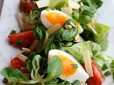 
	Recept na salát s vejci a rajčaty.
