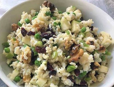 Rýžový salát s rozinkami a ořechy