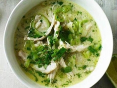 Kuřecí polévka s koriandrem a zelenou kari pastou.
