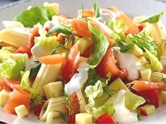 Těstovinový salát s lososem, sýrem a zeleninou.
