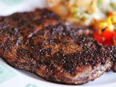 
	Rychlou přípravu hovězích steaků prý vymysleli honáci dobytka v Texasu; rozhodně ji přivedli k dokonalosti. Cesta ke šťavnatému hovězímu steaku je jednoduchá – k úspěchu vede jedno jediné otočení kleští.
