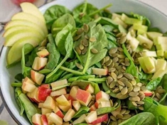 Velmi jednoduchý špenátový salát je lehká příloha, která se hodí ke grilovanému masu. Salát si můžete dát i samostatně,jen tak, jako lehkou svačinku.
