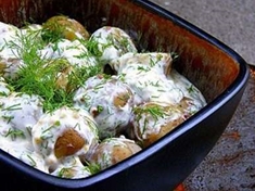 
	Vyzkoušejte recept na rychlý bramborový salát, kde majonézu nahradí zakysaná smetana.
