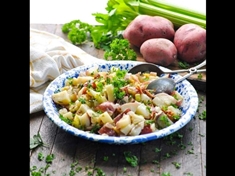 Varianta bramborového salátu bez majonézy. Salát je s vařenými vejci,řapíkatým celerem a restovanouslaninou.
