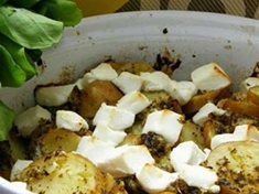 
	Recept na brambory se sýrem feta, které můžete podávat jako hlavní chod se zeleninovým salátem nebo jako přílohu.
