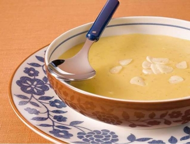  Krémová čočková polévka s mandlemi                         