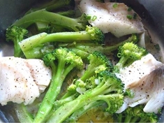 Jemná , dietní ryba s brokolicí vám bude chutnat .
