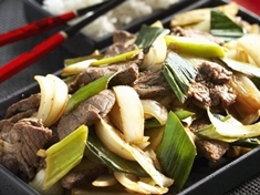 Hovězí maso s cibulí a pórkem připravené jako minutka ve woku . Maso je ochuceno bio sójovou omáčkou a sherry.
