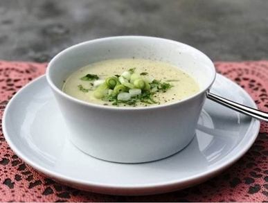  Kedlubnová polévka s  čerstvým   fenyklem       