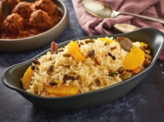Tento recept na přípravu rýže je inspirován indickou kuchyní . Rýže se šťavnatými kousky pomeranče, pistáciemi a voňavým kořením.
