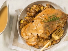 Krůtí prsa s pečenými bramborami a tymiánovou omáčkou můžete podávat i jako slavnostnější oběd.
