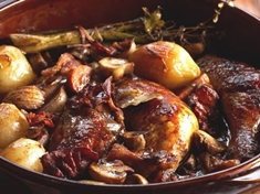 Kuře pečené v červeném víně se šalotkami a houbami .
