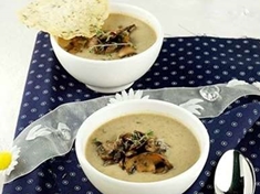
	Houbová polévka je vždy nejlepší z čerstvých hub, v tomto receptu jsou houby čerstvé i sušené.
