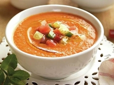 Připravte si španělskou studenou polévku Gazpacho. Je rychlá, zdravá, zasytí vás a příjemně osvěží.
