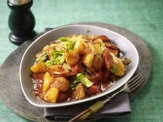 
	Recept na trochu jiný bramborový guláš s rajčaty, kapustou a dobrou klobáskou.
