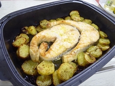 Ryba pečená v troubě s bramborami .
