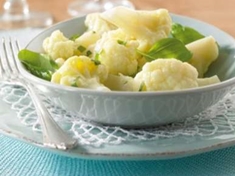 
	Recept na květákový salát je vhodný jako lehká večeře nebo jako příloha k masu.
