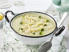 Zeleninová , krémová polévka , která zasytí celou rodinu .
