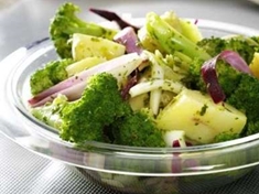 
	Ne všem chutná v bramborovém salátu mrkev a celer, vyzkoušejte tento recept s brokolicí a libečkem.
