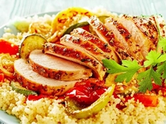 Pikantní kuřecí prsa s kuskusem je lahodné jídlo, které se snadno připravuje a je plné exotických chutí.
