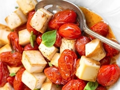Sýr tofu , rajčata a bazalka jsou základem tohoto salátu.
