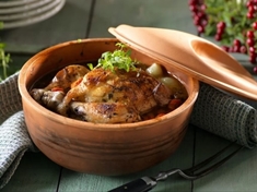 Kuře připravené v římském hrnci si zachová šťavnatost . Kuře je ochucené citronovým pepřem a tymiánem .
