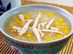 Kuřecí polévka s lahodnou kukuřicí .
