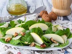 Pro přípravu salátu jsou mladé křehké lístky špenátu jako stvořené. Špenát doplněný jablky , sýrem a ořechy chutná skvěle.
