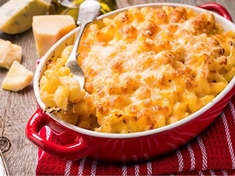 Klasický americký recept na Mac and Cheese, který je oblíbeným jídlem dětí i dospělých. Tento recept je jednoduchý, rychlý a výsledný pokrm je krémový a plný sýrové chuti.
