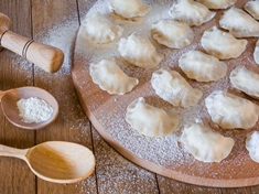 Pirohy jsou tradiční slovanské jídlo, které se vyznačuje svou jednoduchostí a všestranností. Můžete je podávat samotné, nebo je použít jako základ pro různé náplně.
