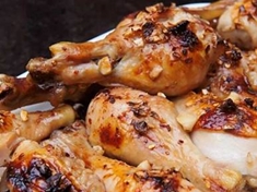 
	Jednoduchý recept na pečená kuřecí stehna s česnekem.
