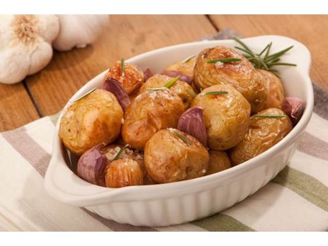 Pečené česnekové brambory s rozmarýnem