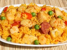 
	Paella je typické španělské jídlo z rýže, ale výsledný pokrm je méně lepivý než rizoto. Stejně jako v případě rizota existuje spousta receptů s různými ingrediencemi. Nejčastějšími jsou plody moře, kuřecí maso a zelenina. Tradiční paella se připravuje na speciální nízké rovné pánvi.
